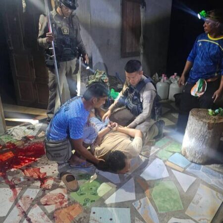 ด่วน..ลูกชายคลุ้มคลั่งทำร้ายมารดา ตำรวจเมืองพังงาควบคุมตัวได้ทันควัน