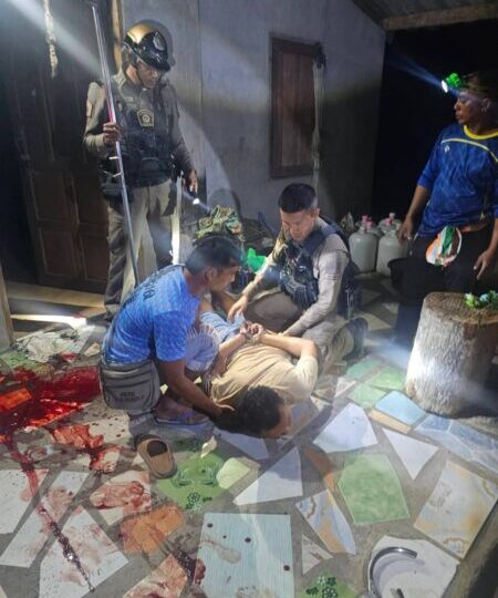 ด่วน..ลูกชายคลุ้มคลั่งทำร้ายมารดา ตำรวจเมืองพังงาควบคุมตัวได้ทันควัน