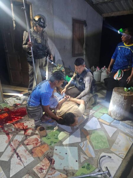 ด่วน..ลูกชายคลุ้มคลั่งทำร้ายมารดา ตำรวจเมืองพังงาควบคุมตัวได้ทันควัน