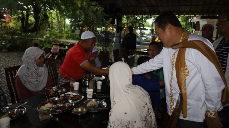 ‘ทวี’ ผนึก กำนันเพื่อน’ บุกร้านดัง ‘อาคูว’ นราธิวาส ติวเข้มเลือกตั้ง-ประชามติ 3 ใบ