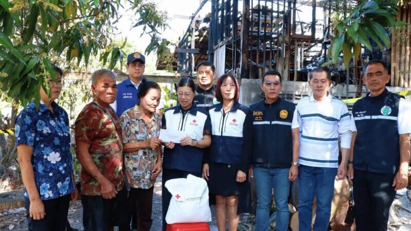 เหล่ากาชาดชลบุรีลงพื้นที่ให้กำลังใจ มอบถุงยังชีพ–เงินช่วยเหลือผู้ประสบเหตุเพลิงไหม้ อ.เมืองจ.ชลบุรี