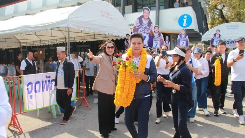 ชิงเก้าอี้ สส.เขต 3 ประจวบฯ คึกคัก “กำนันสวาป-มนัญญา” แท็กทีมส่ง “เดียร์-พงษ์พันธ์” สวมเสื้อภูมิใจไทย ยื่นสมัครได้เบอร์ 7 หวังล้มแชมป์เก่า “ประมวล-กล้าธรรม” ส่วนม้ามืด “ซี-นิติ” ปชป. มีเบียดลุ้น