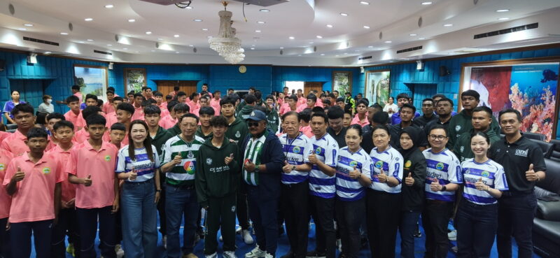 ทีมฟุตบอลรถล่าฝัน “หมอนทองวิทยา” เข้าพบนายก อบจ.พังงา ร่วมแลกเปลี่ยนประสบการณ์-เตะนัดกระชับมิตร