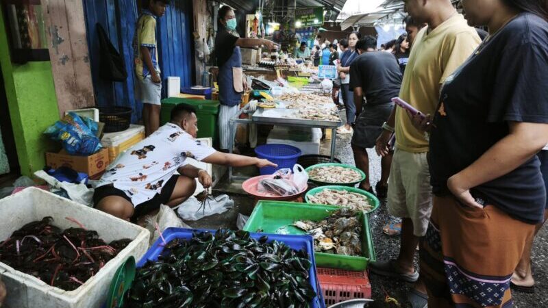 พังงา-ชาวพังงาแห่จับจ่ายวัตถุดิบคึกคัก เตรียมฉลองเคาท์ดาวน์กับครอบครัวที่บ้าน