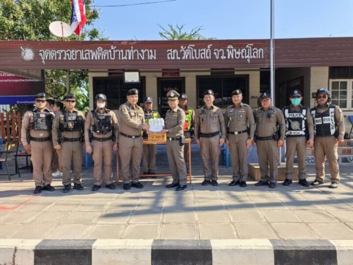 พิษณุโลก วันนี้( 31 ธ.ค. 68) เวลา 11.00 น. พล.ต.ต.นิคม เครือนพรัตน์ ผบก.ภ.จว.พิษณุโลก ได้มาตรวจเยี่ยมจุดตรวจบ้านท่างาม สภ.วัดโบสถ์ ช่วงเทศกาลปีใหม่ 2569 พบ พ.ต.อ.โยธิน ยากองโค