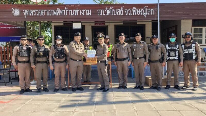 พิษณุโลก วันนี้( 31 ธ.ค. 68) เวลา 11.00 น. พล.ต.ต.นิคม เครือนพรัตน์ ผบก.ภ.จว.พิษณุโลก ได้มาตรวจเยี่ยมจุดตรวจบ้านท่างาม สภ.วัดโบสถ์ ช่วงเทศกาลปีใหม่ 2569 พบ พ.ต.อ.โยธิน ยากองโค