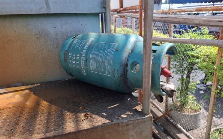 ถังเก็บเศษอาหารระเบิดหลังตลาดสดย่านทุ่งครุ คนงานเจ็บสาหัส