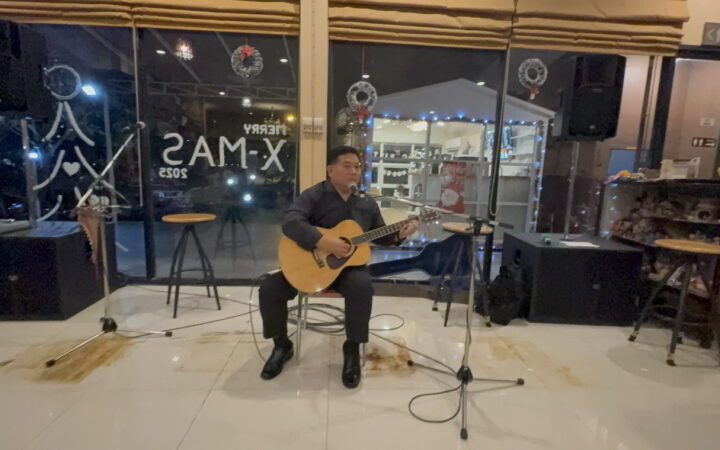 อ่างทอง – สีสันตะลึงผู้ว่าโชว์ลูกคอเพลงพี่ก้องนึกว่าเป็นพี่น้องกัน