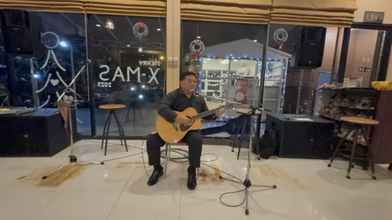 อ่างทอง – สีสันตะลึงผู้ว่าโชว์ลูกคอเพลงพี่ก้องนึกว่าเป็นพี่น้องกัน