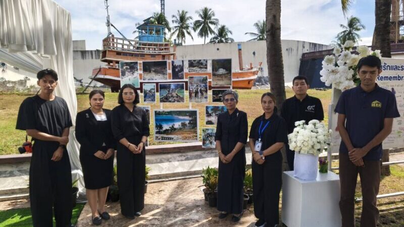 วัฒนธรรมจังหวัดพังงา นำเจ้าหน้าที่และนักท่องเที่ยวร่วมวางดอกไม้รำลึก 21 ปีสึนามิ