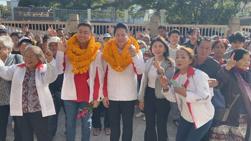 อ่างทอง – บรรยากาศการรับสมัครสมาชิกสภาผู้แทนราษฎรแบบแบ่งเขตวันแรกคึกคัก กกต.อ่างทอง เปิดรับสมัครวันแรกเป็นไปด้วยความเรียบร้อย ผู้สมัครพรรคหนึ่งไม่ยอมจึงต้องจับสลาก