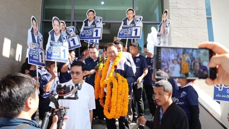 บรรยากาศการรับสมัครวันแรกของสมาชิกสภาผู้แทนราษฎรจังหวัดชลบุรีเป็นไปด้วยความคึกคักมีกองเชียร์ล้นสถานที่รับสมัคร