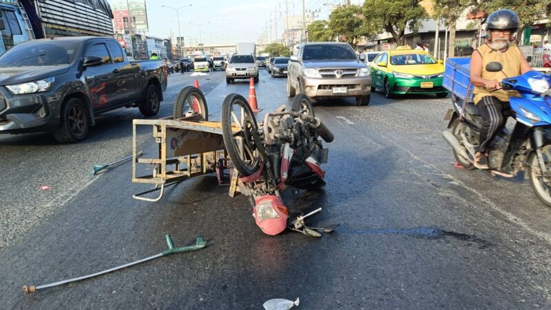 ปทุมธานี – กระบะซิ่งชนซาเล้งพ่วงข้างกระเด็นถูกสิบล้อทับดับสยอง