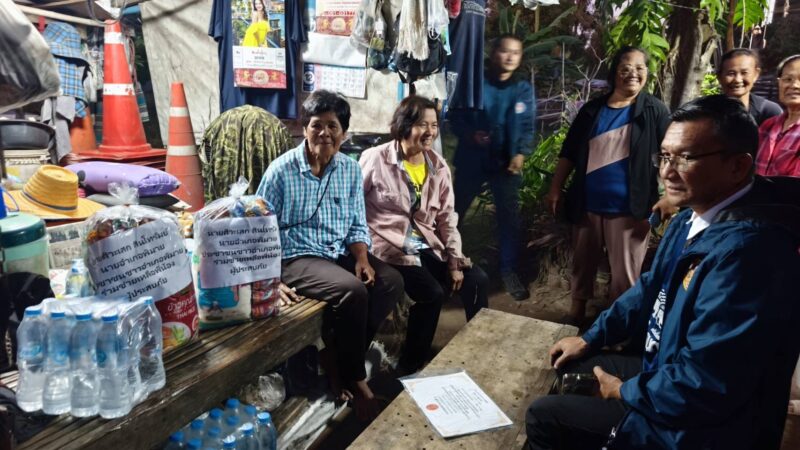 ปกครองอำเภอพิมายมอบถุงยังชีพช่วยเหลือครอบครัวของพลทหาร นรินทร์ หลังเหยียบทุ่นระเบิดที่สัตตะโสมศรีสะเกษขณะออกลาดตระเวนจน ขาข้างขวาขาด พบครอบครัวมีฐานะยากจนมาก