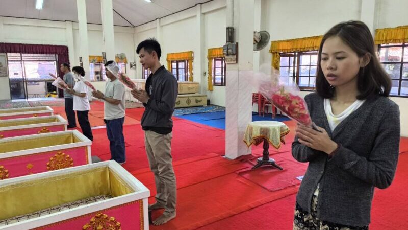 นครนายก – นักท่องเที่ยวสายมูให้ความศรัทธาเดินทางเข้าพิธีนอนโลงศพวัดหลวงพ่อปากแดงจังหวัดนครนายก