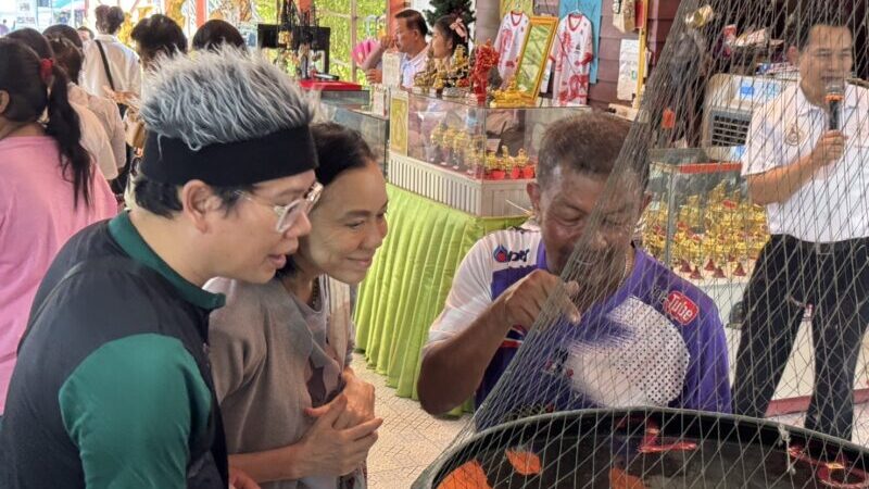 ปทุมธานี – เดอะตุ๊ก ปิยะพงษ์ บุกอาศรมฤาษีเณรกราบปู่ฤาษีพรหมเมศส่องเลขอ่างน้ำมนต์ลุ้นโชครับปีใหม่ 2569