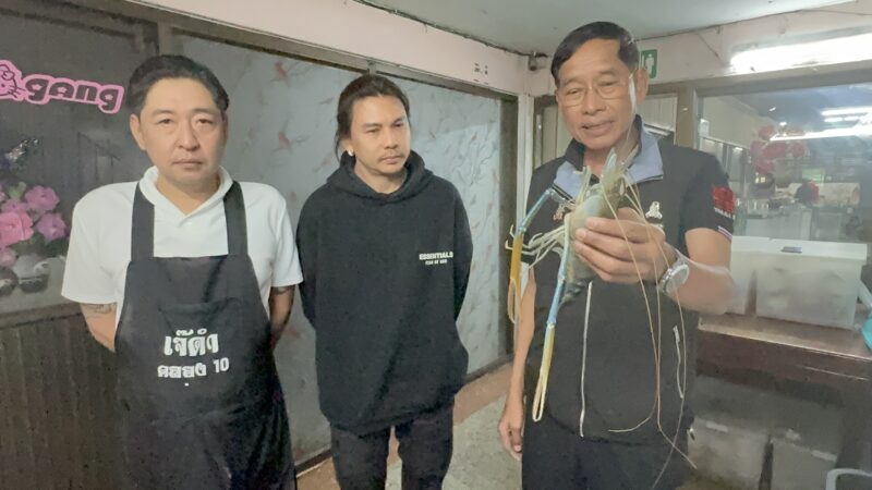 ปทุมธานี – บิ๊กแจ๊ส บุกให้กำลังใจ เจ๊ดำโภชนา หลังเจอดราม่ากุ้งแม่น้ำทอดเกลือ ยันร้านเก่าแก่คู่ปทุมฯ ราคาโปร่งใส วอนอย่ารังแกคนทำมาหากิน