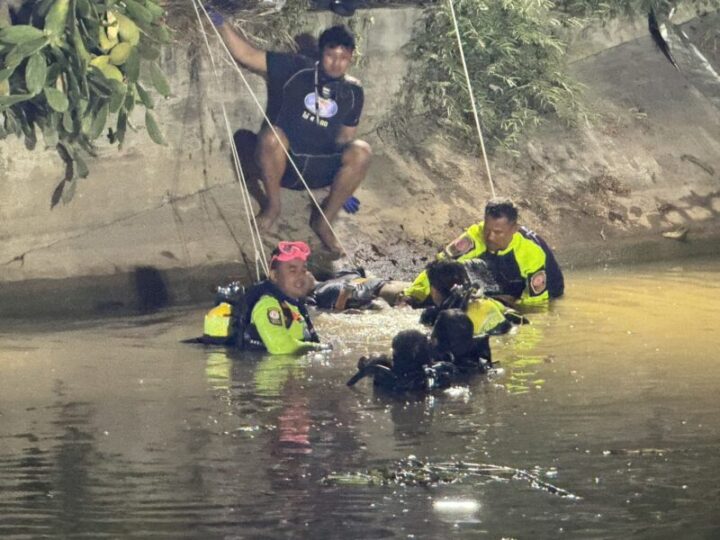 ปทุมธานี – กระบะขนแรงงานเมียนมาร์หลงทางพุ่งตกคลอง 13 ดับแล้ว 3 สูญหายอีก 3