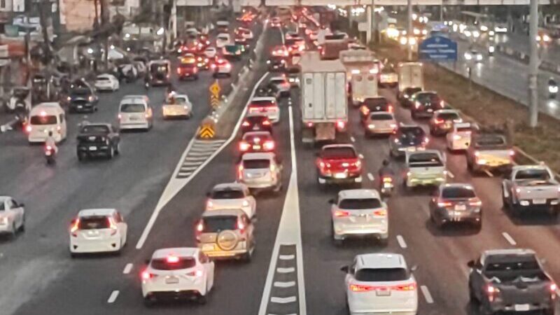 ปทุมธานี – ปชช.แห่ออกต่างจังหวัดถนนพหลโยธินรถแน่นแต่ยังเคลื่อนตัวได้