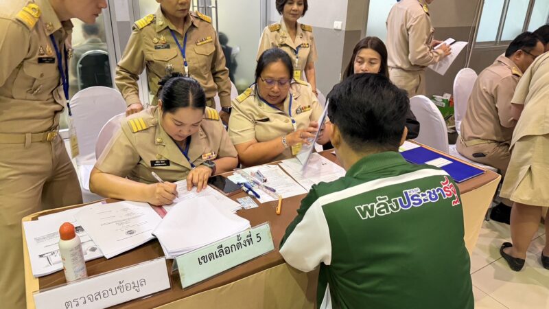 ปทุมธานี – เปิดศึกหลายพรรคใหญ่สมัคร สส. วันแรกกองเชียร์แห่ให้กำลังใจล้น