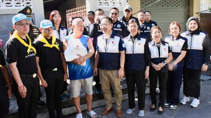 ผู้ว่าฯ ชลบุรีลงพื้นที่ให้กำลังใจมอบถุงยังชีพ–เงินช่วยเหลือผู้ประสบเหตุเพลิงไหม้