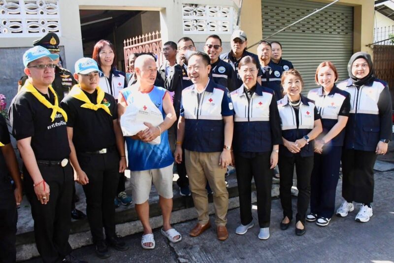 ผู้ว่าฯ ชลบุรีลงพื้นที่ให้กำลังใจมอบถุงยังชีพ–เงินช่วยเหลือผู้ประสบเหตุเพลิงไหม้