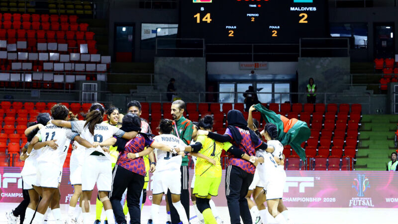 บังคลาเทศ ฟอร์มโหด! ถล่ม 14-1 ผงาดแชมป์ฟุตซอลหญิง SAFF 2026 ที่กรุงเทพฯ — “โค้ชเอก” พาภูฏานคว้าที่ 3 “บิ๊กป๋อม” ร่วมมอบรางวัล กรุงเทพมหานคร, 25 มกราคม 2026 – ปิดฉากลงอย่างยิ่งใหญ่สำหรับการแข่งขัน SAFF Women’s Futsal Championship 2026 ณ อินดอร์ สเตเดียม หัวหมาก