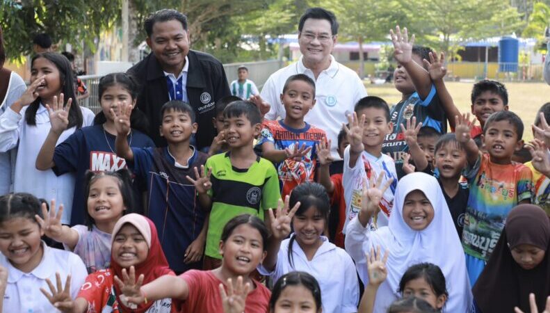 “จุรินทร์” พบกลุ่มแท้กซี่ป้ายเหลืองเขาหลัก พังงา เชื่อการเมืองสุจริตยังต้องการฝ่า“ประชานิยมกับดงกระสุน”