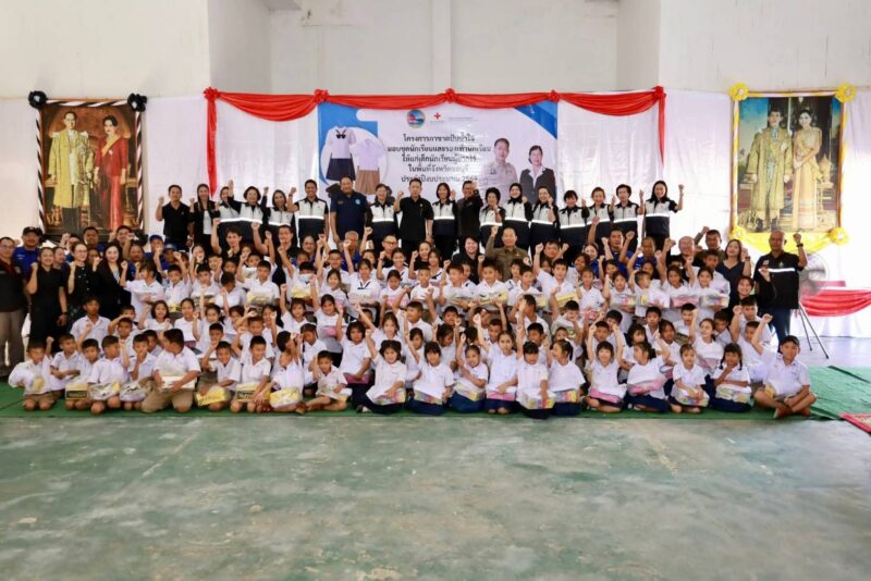 กาชาดชลบุรีปันน้ำใจมอบชุดนักเรียน–รองเท้า ช่วยเหลือเด็กยากไร้ อำเภอเกาะสีชัง จังหวัดชลบุรี
