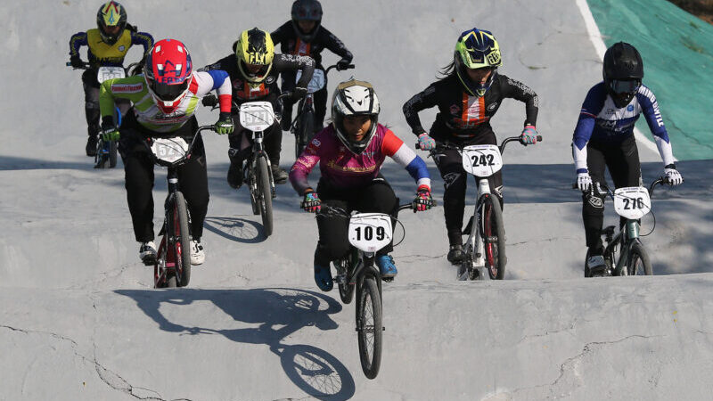 “พุทธภูมิ-หทัยเพชร” 2 นักปั่นทีมชาติ คว้าดับเบิ้ลแชมป์ BMX ที่ศรีสัชนาลัย