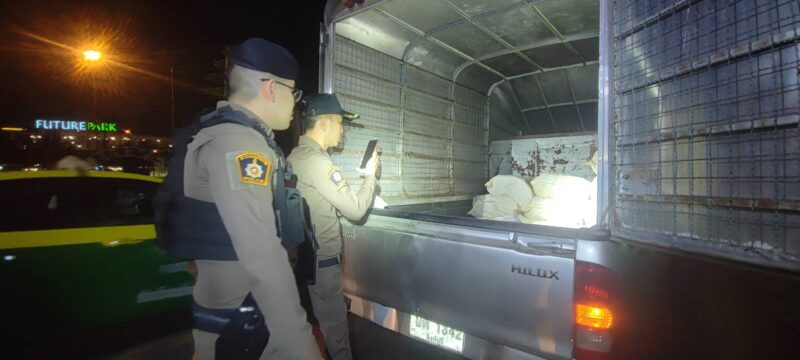 ปทุมธานี – กระบะตู้ทึบแหกด่านทิ้งของกลางยาไอซ์ 15 กระสอบก่อนซิ่งหนีเข้าป่าข้างคลองรังสิต