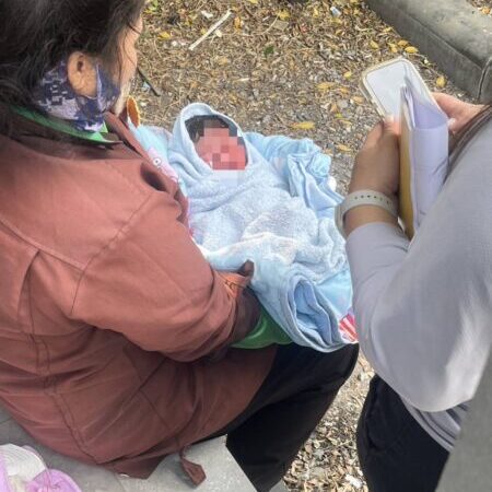 แม่ใจยักษ์ หอบลูกสาวที่เพิ่งคลอดมาทิ้งกองขยะข้างทาง โชคดี รปภ. มาพบ