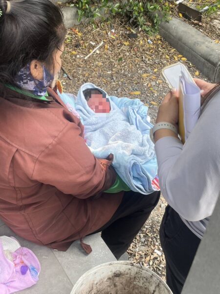 แม่ใจยักษ์ หอบลูกสาวที่เพิ่งคลอดมาทิ้งกองขยะข้างทาง โชคดี รปภ. มาพบ