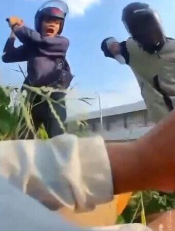 พ่อร้องสื่อหวั่นลูกชายไม่ปลอดภัย หลังถูกกลุ่มนักเรียนต่างสถาบันไล่ฟันกลางถนน โชคดีที่ได้ทหารเรือมาช่วยชีวิตได้ทัน