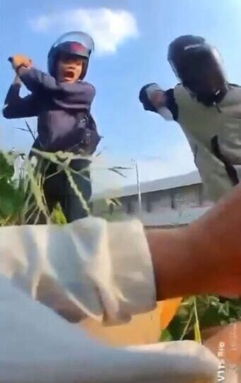 พ่อร้องสื่อหวั่นลูกชายไม่ปลอดภัย หลังถูกกลุ่มนักเรียนต่างสถาบันไล่ฟันกลางถนน โชคดีที่ได้ทหารเรือมาช่วยชีวิตได้ทัน