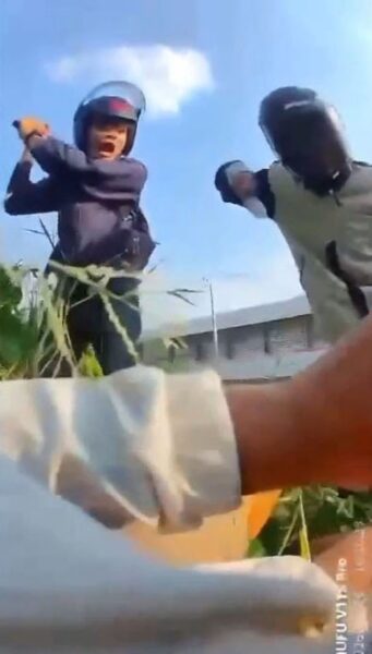 พ่อร้องสื่อหวั่นลูกชายไม่ปลอดภัย หลังถูกกลุ่มนักเรียนต่างสถาบันไล่ฟันกลางถนน โชคดีที่ได้ทหารเรือมาช่วยชีวิตได้ทัน