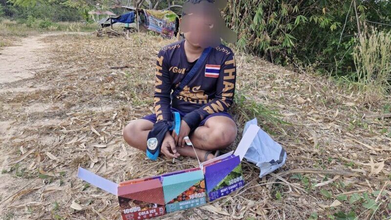 มุกดาหาร ทหารพราน สนธิกำลังจับ 2 หนุ่มลักลอบนำเข้าบุหรี่ไฟฟ้า มุกดาหาร – ทหารพรานที่ 2105 สนธิกำลังหน่วยความมั่นคงในพื้นที่ จับกุม 2 หนุ่มลักลอบนำเข้าบุหรี่ไฟฟ้า ยี่ห้อ polot vape nicomore จำนวน 30 แท่ง พร้อมของกลางเรือเหล็กพร้อมเครื่องยนต์ จำนวน 1 ลำ ที่ริมฝั่งแม่น้ำโขงตำบลศรีบุญเรือง