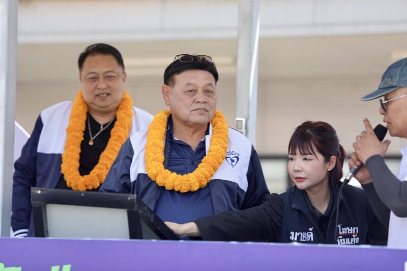 “รองเฮ้ง”ลุยช่วย “อดีตส.ส.เป้า“หาเสียงประชาชน อ.บ่อทองชูผลงานผลักดันบ่อน้ำบาดาลลงพื้นที่ สมัยหน้าเป็นรัฐบาลผลักดัน ถนนหนองเสม็ด-บ่อทองให้แล้วเสร็จ