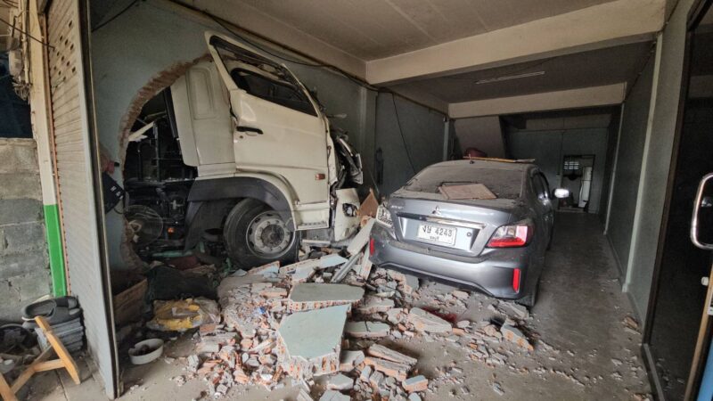 ชนวินาศ รถพ่วง 18 ล้อพุ่งชนตึกพาณิชย์ หวิดถล่มทั้งตึก คนขับ แม่ค้าส้มตำ เจ็บ