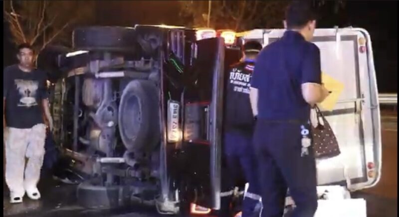 25-02-69ชุมพร-ระทึก!กระบะตู้ทึบเสียหลักชนรถจอดริมถนนเที่ยวงานวัดระนาว 7 คันเจ็บ 4 ราย