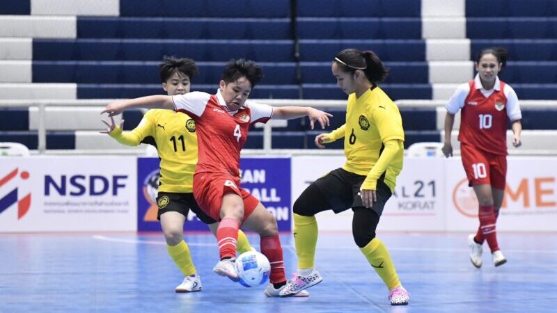 ฟุตซอลสาวไทย การันตีเข้ารอบรองฯ ทีมแรก หลัง อินโดนีเซีย เจ๊า มาเลเซีย 4-4 ทำให้ อินโดฯ ต้องมารอลุ้นสกอร์ ไทย กับ มาเลฯว่าจะได้เข้ารอบหรือไม่