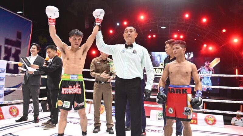 เพชร ซีพีเอฟ อาศัยฝีมือชิงดักต่อยท้องสลับบนทำได้ต่อเนื่องเล่นงาน มาร์ค อันโตนิโอ (ผู้ท้าชิงชาวฟิลิปปินส์) จนมีสะดุ้งก่อนยกที่6มีจังหวะศรีษะไปชนกันจนทำให้ทางด้านเพชร แตกที่หัวคิ้วซ้ายเลือดไหลจนไม่สามารถชกต่อได้