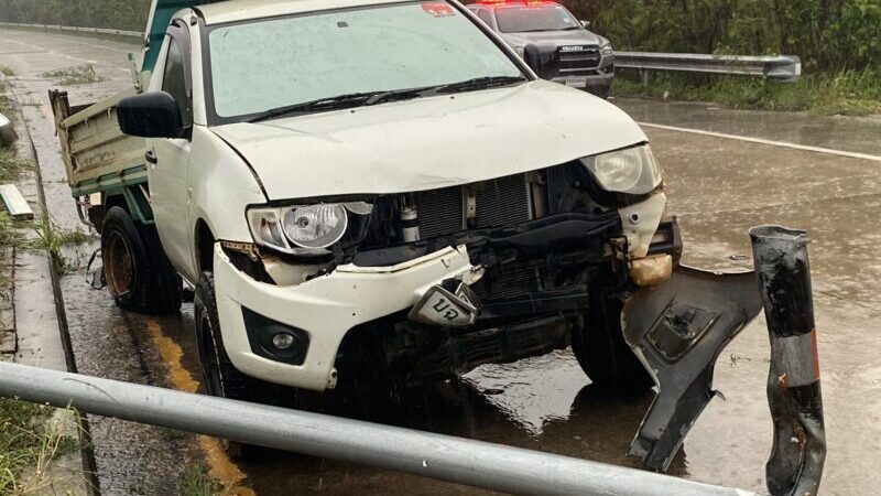 ข่าว อ.คลองใหญ่ ฝนถล่มหนักเสียหลักกระบะดั้มพุ่งชนป้ายปักหลัก กม.456 ถนนสาย 3 ก่อนอัดเสาไฟเกาะกลางถนน เจ็บ 4 ราย