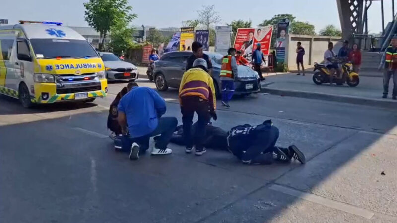 สองหนุ่มขี่และซ้อนมอไซค์ออกจากปั้มเบี่ยงตัดเข้าจุดกลับรถ ถูกรถกระบะออกจากไฟแดงพุ่งชน เจ็บสาหัส