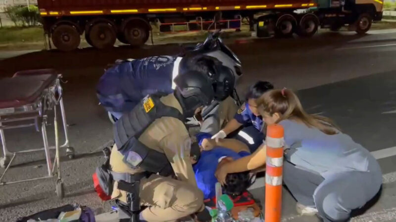 หนุ่มศรีสะเกษขี่ จยย.แหกด่านสุดท้ายจวนตัวหักชนขอบฟุตบาทพลิกคว่ำบาดเจ็บ