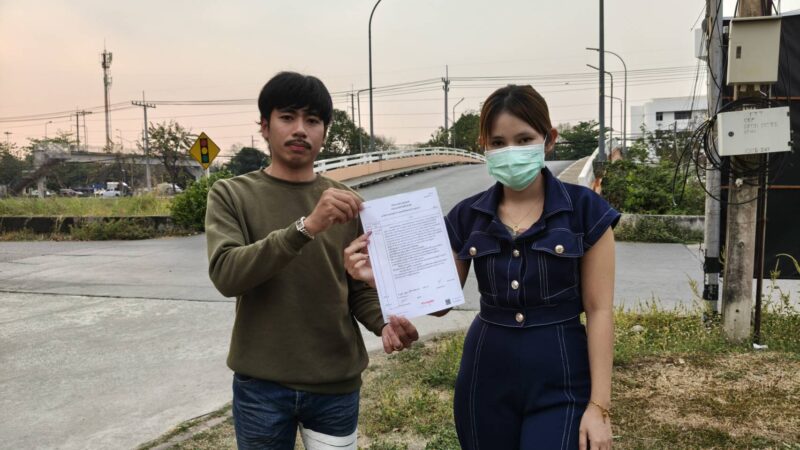 ปทุมธานี – กระบะขนคนงานเฉี่ยวชนสาวเจ็บขับหนีไม่พอชักแป๊บขู่จะทำร้ายซ้ำ