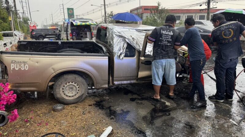 ปทุมธานี – ลุงวัย 58 ปี ขับกระบะเสียหลักชนอัดเสาไฟเหล็กเสียบคาขาคนขับกู้ภัยเร่งตัดถ่างช่วยชีวิต