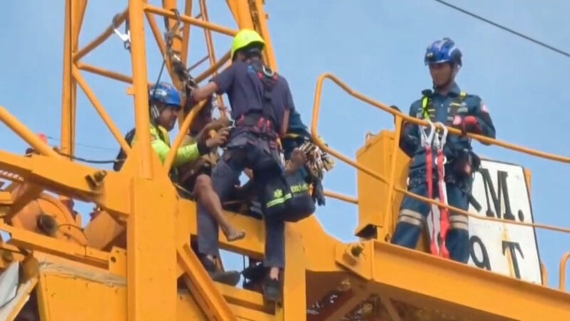 ระทึก! กู้ภัยระดมทีมช่วยผู้ป่วยสโตรกติดบนเครนสูง 40 เมตร โรยตัวอุ้มลงพื้นส่งกู้ชีพ