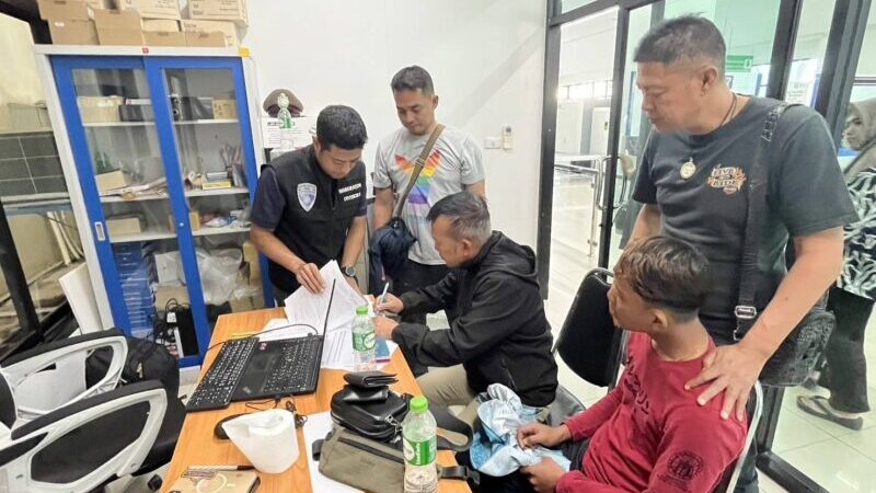 แก๊งโจรข้ามชาติซุ่มเหยื่อหน้าแบงก์! ตามทุบรถฉกทรัพย์กลางเมืองอุดรฯ ก่อนเผ่นหนีไม่รอด ถูกตม.สกัดจับคาด่านปาดังเบซาร์