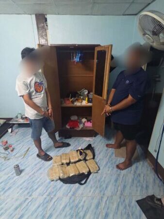 มุกดาหาร – ตำรวจ จับวัยรุ่นมั่วสุมเสพยาบ้า ขยายผลเจอยาบ้า 54,000 เม็ดคาตู้เสื้อผ้า